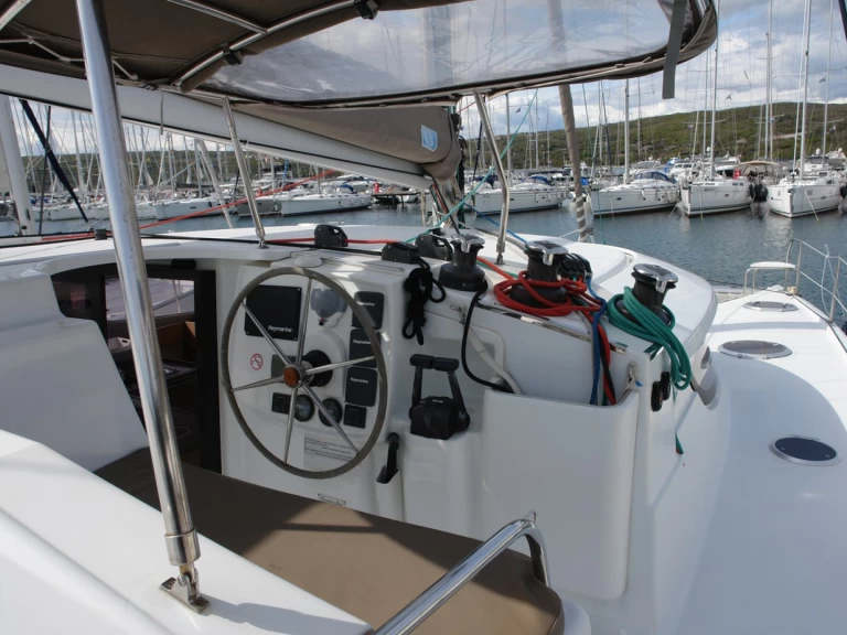 Wynajem Katamaran Fountaine Pajot z patentem 