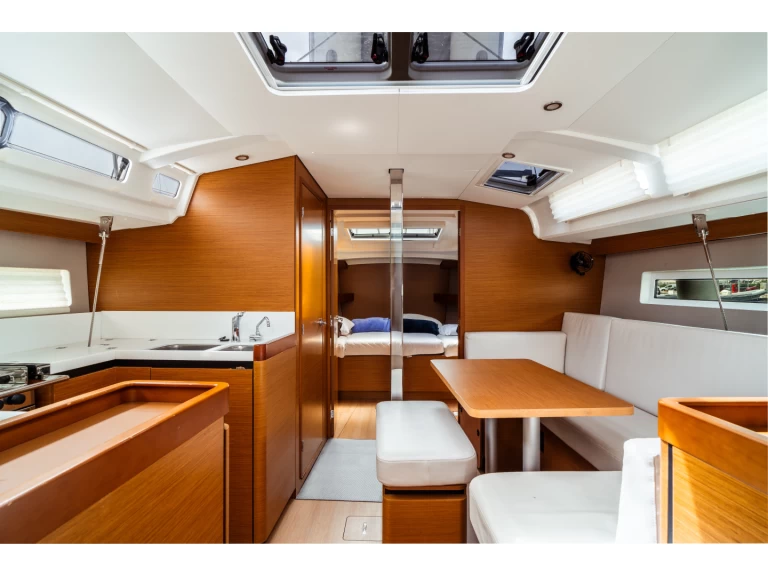 Wynajem Żaglowiec Jeanneau z patentem 