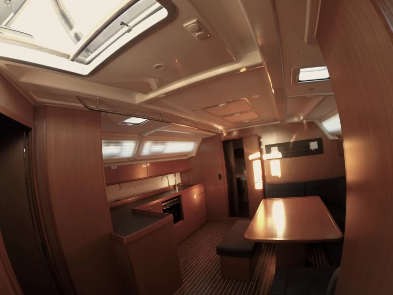 Wynajem Żaglowiec Bavaria z patentem 