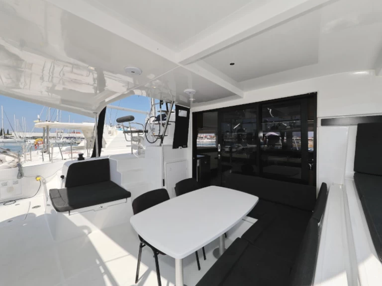 Wynajem Katamaran Lagoon z patentem 