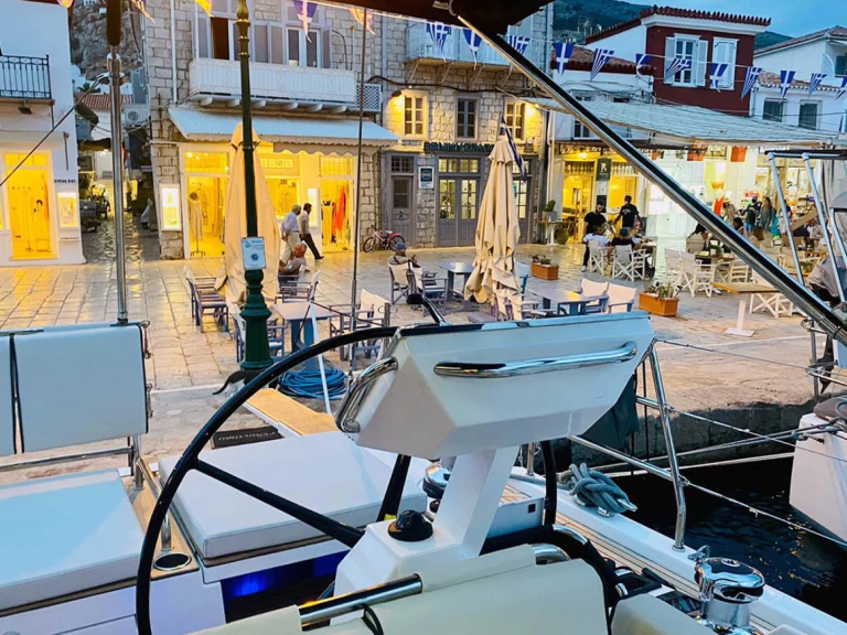 Bénéteau Oceanis Yacht 62 między profesjonalistami a osobami prywatnymi w Elliniko