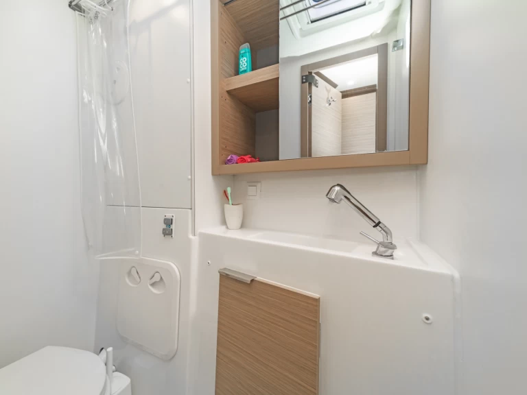 Wynajem Katamaran Lagoon z patentem 