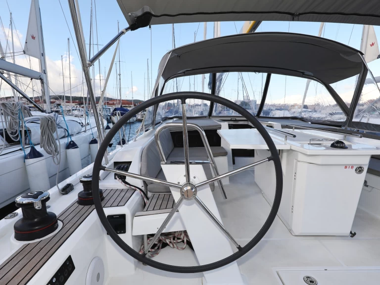 Wynajem Żaglowiec Bénéteau z patentem 