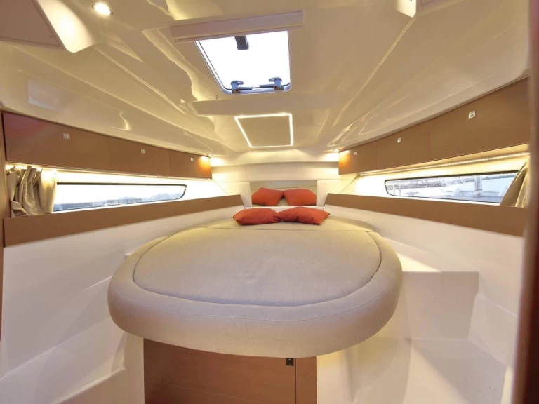 Jeanneau Merry Fisher 895 między profesjonalistami a osobami prywatnymi w Biograd na Moru