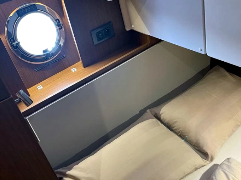 Wynajem Luksusowy jacht Bénéteau z patentem 