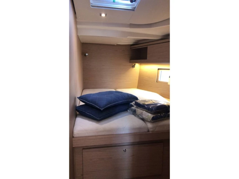 Wynajem Żaglowiec Bénéteau z patentem 