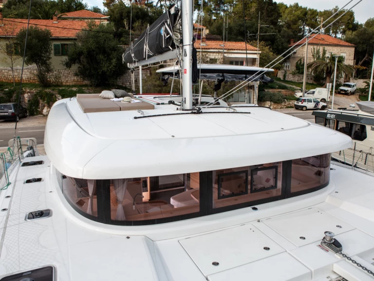 Lagoon Lagoon 42 między profesjonalistami a osobami prywatnymi w Rogac