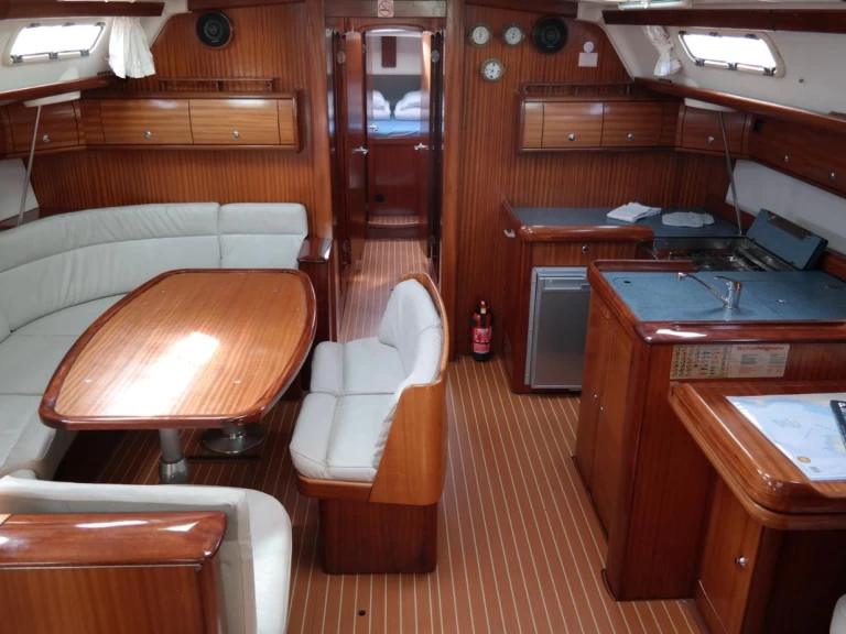 Bavaria Bavaria 49 między profesjonalistami a osobami prywatnymi w Gouvia