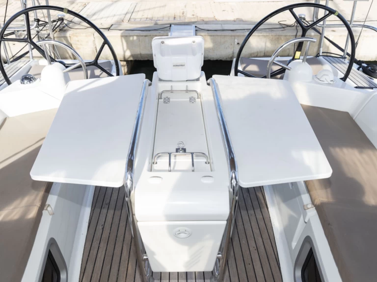 Wynajem Żaglowiec Jeanneau z patentem 