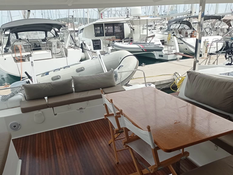Wynajem Katamaran Fountaine Pajot z patentem 