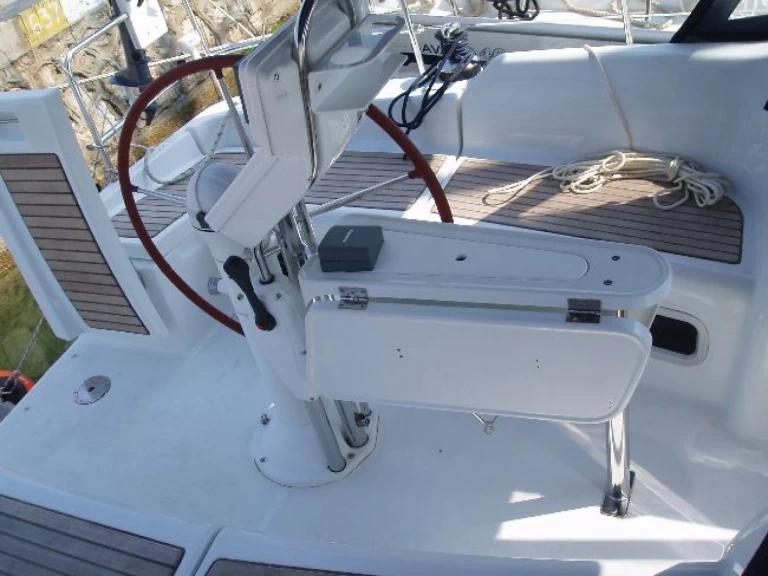 Wynajem Żaglowiec Bénéteau z patentem 