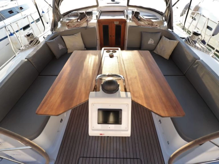 Bavaria Cruiser 46 między profesjonalistami a osobami prywatnymi w Castellammare di Stabia