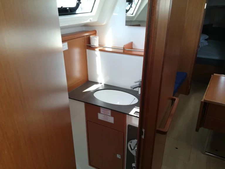 Wynajem Żaglowiec Bavaria z patentem 