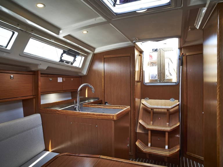 Wynajem Żaglowiec Bavaria z patentem 