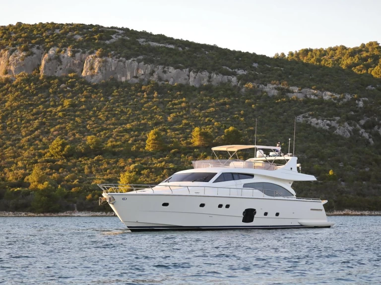 Wynajmij Ferretti Ferretti Yachts 681 w Split