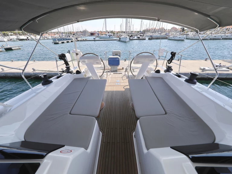 Hanse Hanse 508 między profesjonalistami a osobami prywatnymi w Biograd na Moru