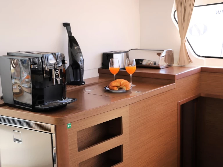 Lagoon Lagoon 42 między profesjonalistami a osobami prywatnymi w Zadar