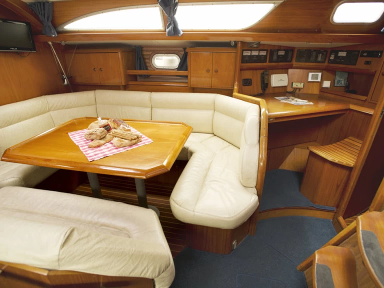 Wynajem Żaglowiec Jeanneau z patentem 