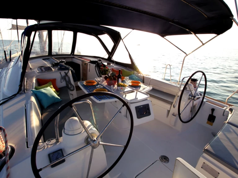 Wynajmij Bénéteau Oceanis 54 w Alimos