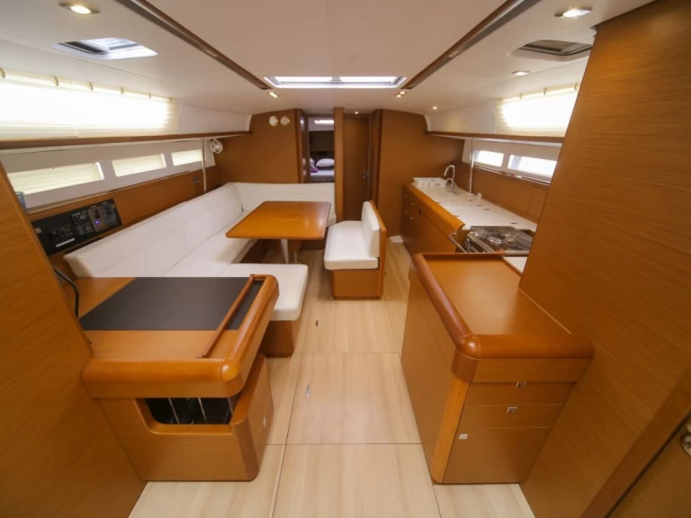 Wynajem Żaglowiec Jeanneau z patentem 