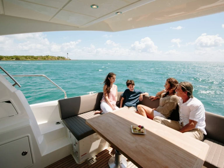 Wynajem Motorówka Jeanneau z patentem 