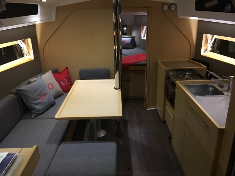 Bénéteau Oceanis 38 między profesjonalistami a osobami prywatnymi w Biograd na Moru