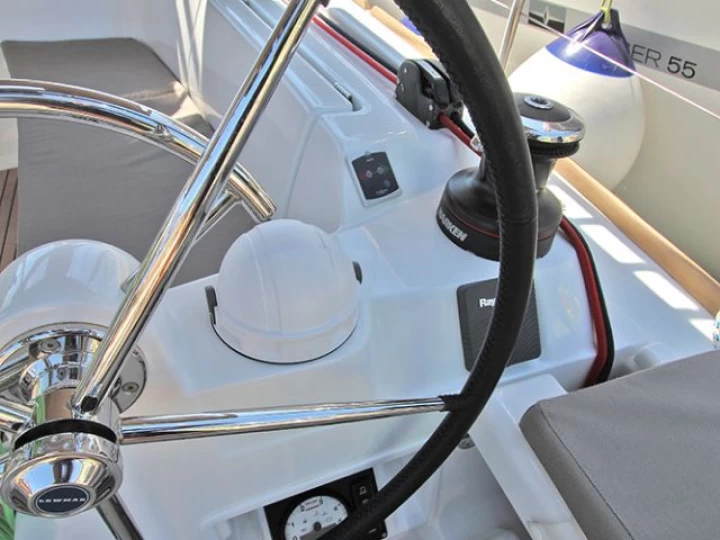 Wynajem Żaglowiec Jeanneau z patentem 