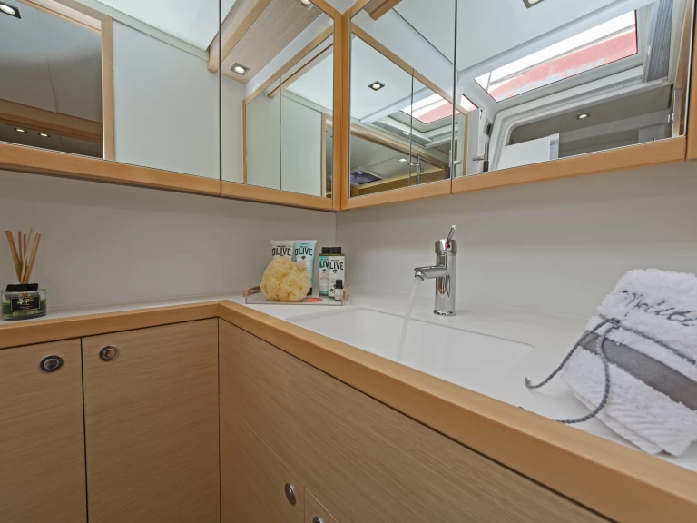 Wynajem Katamaran Lagoon z patentem 