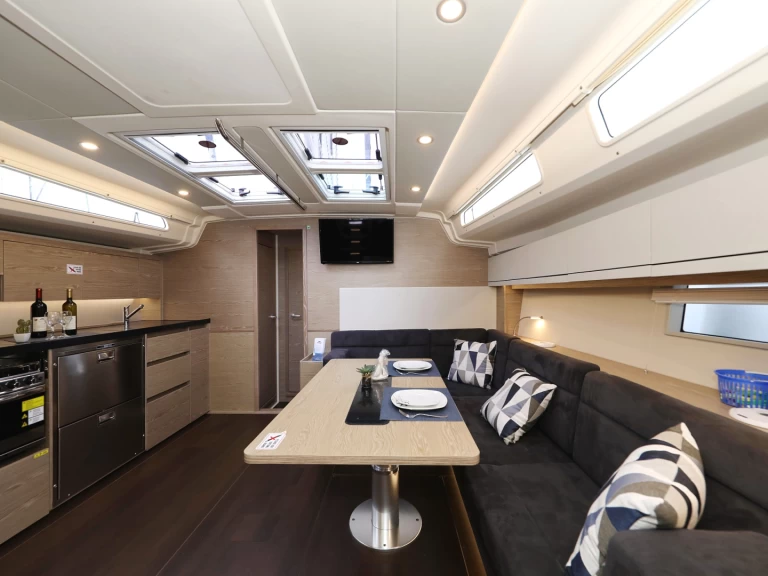 Hanse Hanse 508 między profesjonalistami a osobami prywatnymi w Biograd na Moru