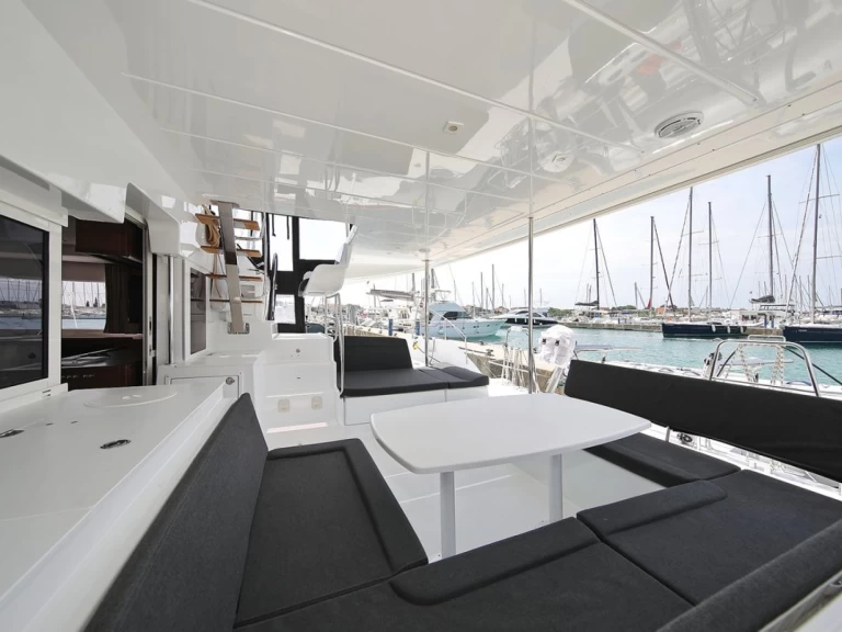 Wynajmij Lagoon Lagoon 450 Sport Top w Biograd na Moru