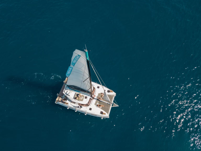 Nautitech 42 między profesjonalistami a osobami prywatnymi w Barcelona