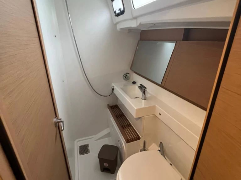 Wynajem Żaglowiec Jeanneau z patentem 