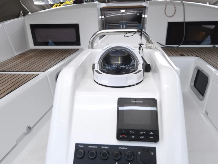 Wynajmij Żaglowiec z lub bez skippera Jeanneau w Komolac