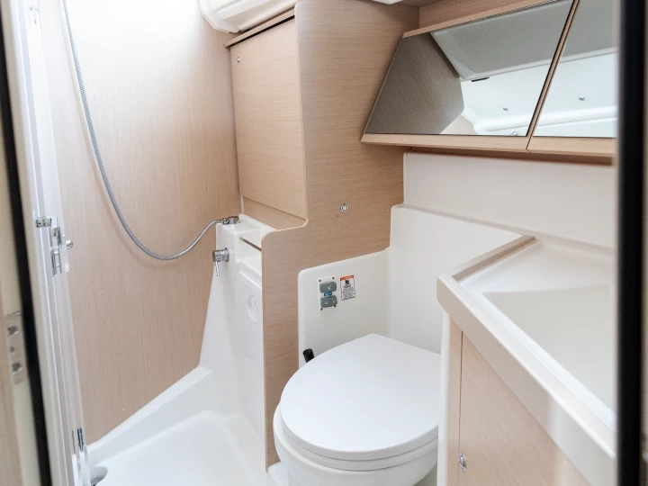 Wynajem Żaglowiec Bénéteau z patentem 