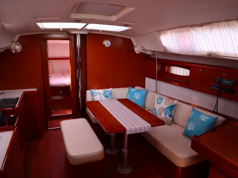 Bénéteau Oceanis 43 między profesjonalistami a osobami prywatnymi w Alimos