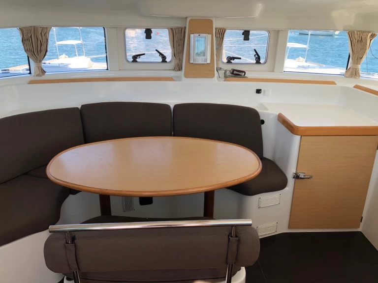 Lagoon Lagoon 380 S2 między profesjonalistami a osobami prywatnymi w Gouvia