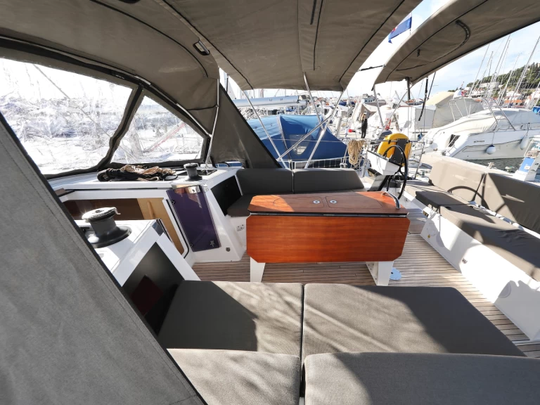 Dufour Dufour 41 między profesjonalistami a osobami prywatnymi w Tribunj