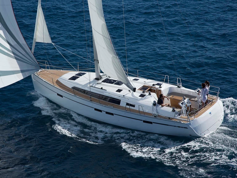 Bavaria Cruiser 46 między profesjonalistami a osobami prywatnymi w Alimos