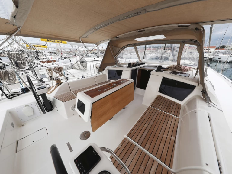 Dufour Dufour 430 Grand Large między profesjonalistami a osobami prywatnymi w Sibenik