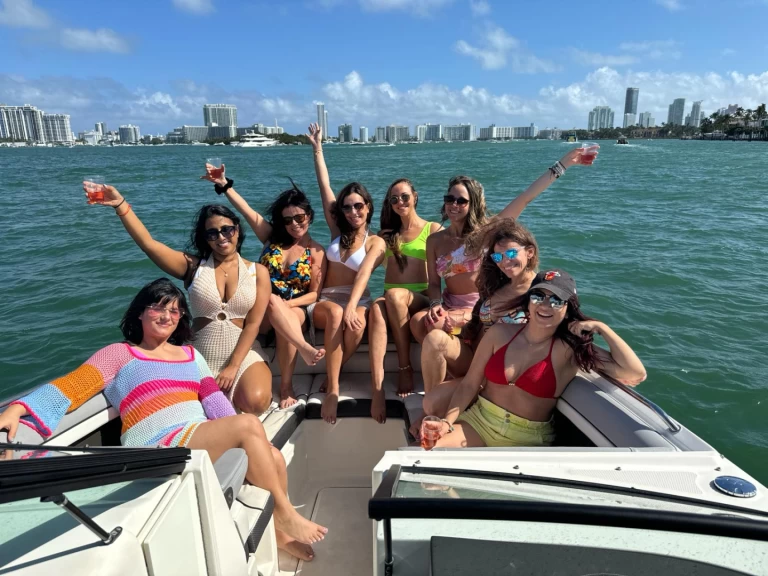 Sea Ray Sea Ray 270 Sundeck Outboard między profesjonalistami a osobami prywatnymi w Miami