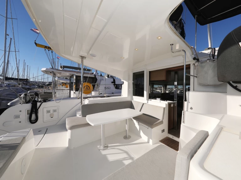 Wynajem Katamaran Lagoon z patentem 