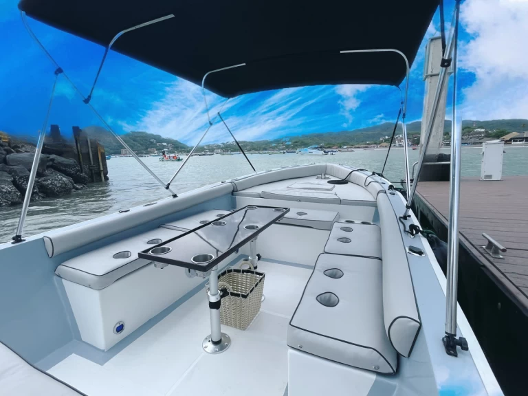 Wynajem Motorówka Fibromaster z patentem 