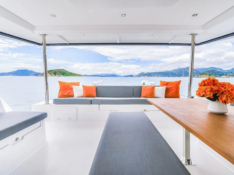 Wynajem Katamaran Fountaine Pajot z patentem 