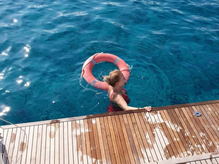 Wynajem Żaglowiec Bénéteau z patentem 