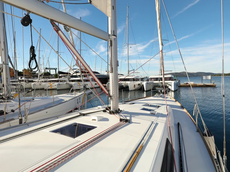 Bénéteau Oceanis 45 między profesjonalistami a osobami prywatnymi w Trogir