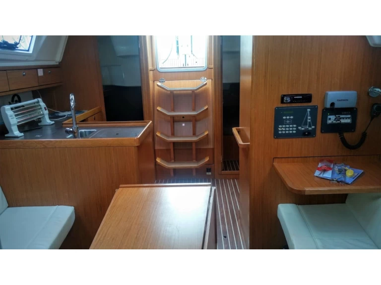 Bavaria Cruiser 37 między profesjonalistami a osobami prywatnymi w Lefkáda