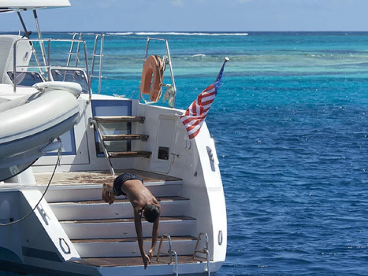 Lagoon Lagoon 620 między profesjonalistami a osobami prywatnymi w Mai Khao