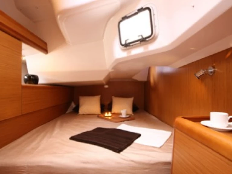 Wynajem Żaglowiec Jeanneau z patentem 