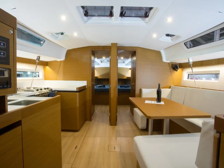 Żaglowiec do wynajmu w Alimos w najlepszej cenie