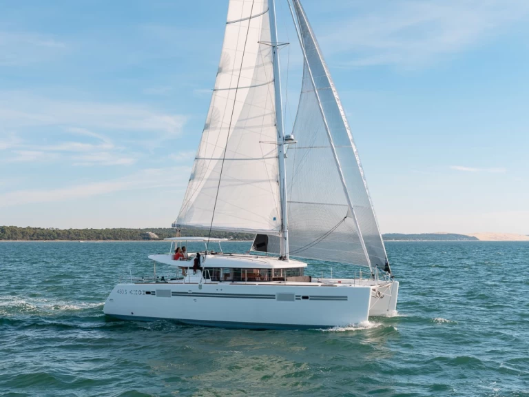 Lagoon Lagoon 450 Sport Top między profesjonalistami a osobami prywatnymi w Bas du Fort